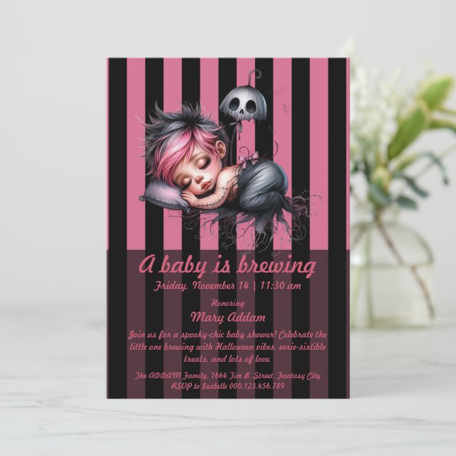 In Little Baby is Brewing Wird Pink Halloween Baby Einladung (Stehend Vorderseite)