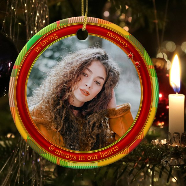 In Love Memory Foto Kariert Keramik Ornament (Memorial Christmas ornament featuring your own custom photo framed by a colorful plaid design)