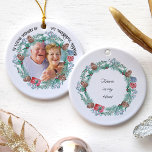 In Love Memory Foto Kiefernkranz Keramik oder Keramik Ornament<br><div class="desc">In Loving Memory Weihnachtsschmuck, die Sie mit Ihrem eigenen Foto und Text personalisieren können. Das Design besticht durch handgeschriebene Stiltypografie und einen Kiefernkranz mit Wintergrün, Geschenk, Rose und Heiligem. Die Vorlage ist Set für Sie, um Ihr Bild auf der Vorderseite und Sie können die Worte "mein wunderbarer Mann" bearbeiten. Auf...</div>