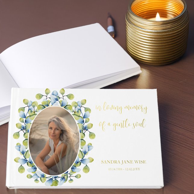 In Love Memory Gentle Soul Memorial Foto Gold Gästebuch (Gold Foil Memory Book with photo framed with greenery by Darling & May)
