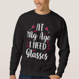 In meinem Alter brauche ich eine Brille Wein Retro Sweatshirt