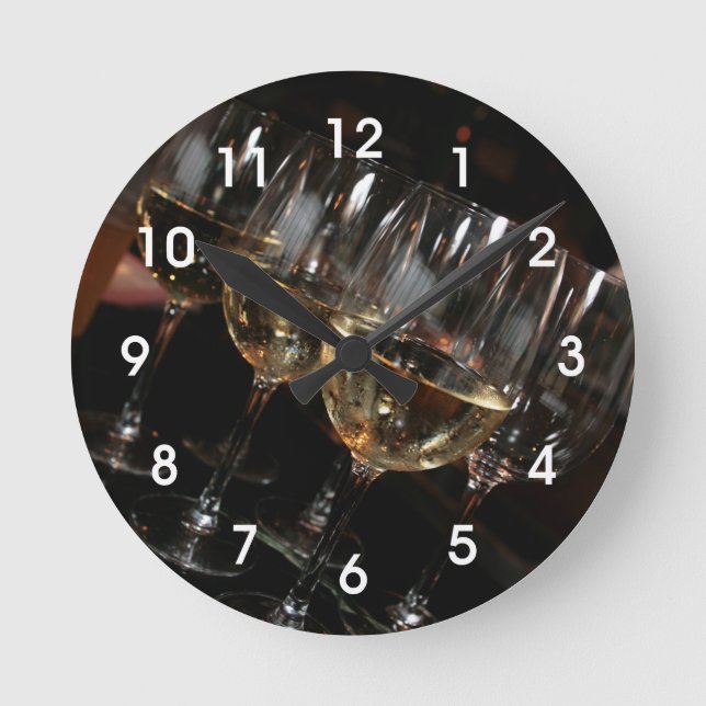 In meinem Alter brauche ich eine Weinbrille Runde Wanduhr (Vorderseite)