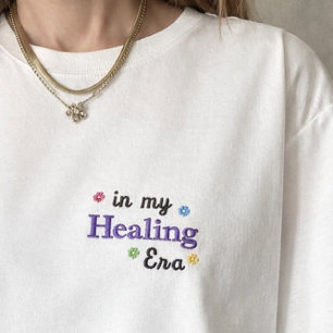 in meinem Buchliebhaber-Shirt mit Aufstickung 'Hea Besticktes T-Shirt