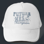 In meinem Verlobten Zeitalter Verlobung Geschenk v Truckerkappe<br><div class="desc">Erhöhen Sie Ihre Verlobung mit unserem Custom Verlobte Trucker Hut "In My Verlobt Era". Dieses trendige und coole Accessoire ist das perfekte personalisierte Geschenk für die Braut, die ihrem Brautparty oder Junggeselinnen-Abschied eine Touch Retro-Stil verleiht. Der Hut ist mit scharfem Retrotext ausgestattet und schafft so ein einzigartiges und modisches Aussehen,...</div>