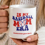 IN MEINER BASEBALL-MAMA ERA VINTAG RETRO TEAM NAME KAFFEETASSE<br><div class="desc">Machen Sie sich bereit, Ihren Baseball-Mama-Stolz mit unserer reizvollen Kaffee-Tasse zu zeigen: ein bezauberndes Vintages Schriftart-Sprichwort "in meiner Baseball-Mama-Ära" gepaart mit einem herzförmigen Baseball, um an Ihren Herzkranzen zu klopfen. Wir haben einen besonderen Platz verlassen, nur für den Namen Ihres Teams, der es Ihnen ermöglicht, dieses Design zu personalisieren und...</div>