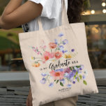 In meiner Graduiertenzeit | Floral Monogramm Tragetasche<br><div class="desc">Du hast es verdient - also zeig es doch mal!! Diese grad tote Tasche kann mit Ihrem Namen, Schule, geschlossen Jahr und sogar Ihr eigenes Foto(s) personalisiert werden. Verlass mit diesem atemberaubenden personalisierten Design einen bleibenden Eindruck. Fügen Sie diesem Design Ihre benutzerdefinierte Formulierung hinzu, indem Sie die "Diese Vorlage bearbeiten"-Felder...</div>