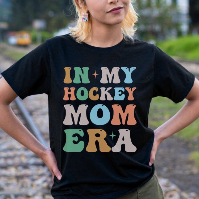 In meiner Hockey-Mama Era Groovy Retro T-Shirt (Von Creator hochgeladen)