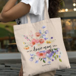 In meiner Mama Zeitalter | Floral Monogramm Tragetasche<br><div class="desc">Fügen Sie Ihre Personalisierungswahl hinzu. Mit "Dance Mama" Schrift gerahmt von bunten Blumen. Kann für jede Sportart gewechselt werden (Hockey-Mutter, Baseball-Mutter etc.). Jede Frau braucht eine gute Trage in die Tasche um all ihre Essentials herum. Ob Muttertagsgeschenk, Geburtstagsgeschenk oder auch nur ein kleines nettes Geschenk für sich selbst - diese...</div>