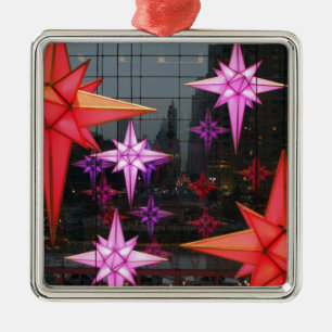 In New York City. Weihnachtsdekoration nach innen Silbernes Ornament