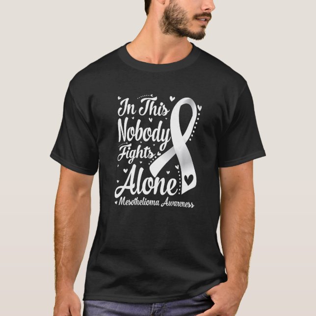 In This Family Nobody Fight Alone Mesothelioma Awa T-Shirt (Vorderseite)