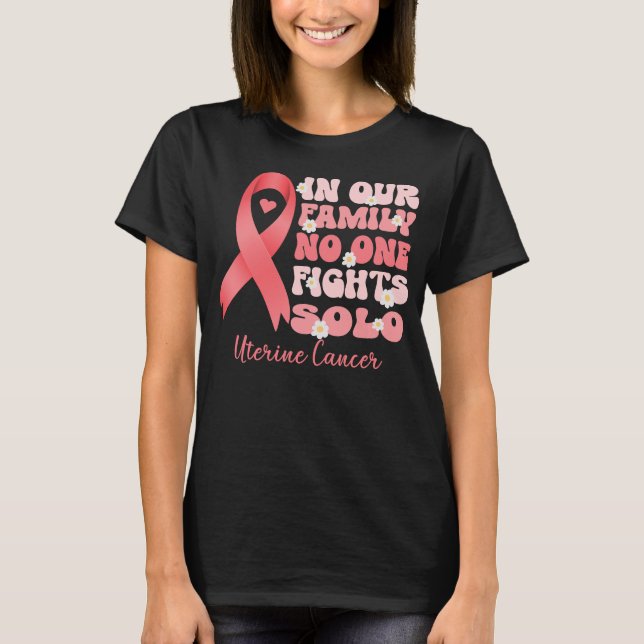 In unserer Familie kämpft niemand gegen Gebärmutte T-Shirt (Vorderseite)