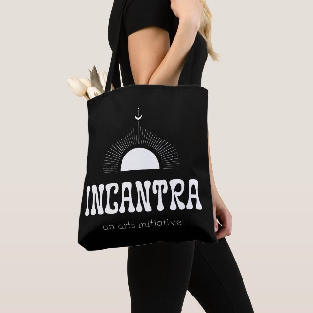 Incantra-Hauptlogo und gemusterte Tasche (Von Nahem)