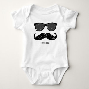 incognito - lustiger Schnurrbart und rosa Farbtöne Baby Strampler