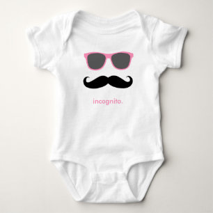 incognito - lustiger Schnurrbart und rosa Farbtöne Baby Strampler