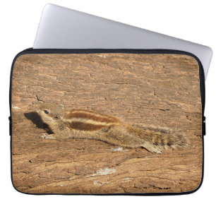 Indian Palm Eichhörnchen auf einem Baumstamm Laptopschutzhülle
