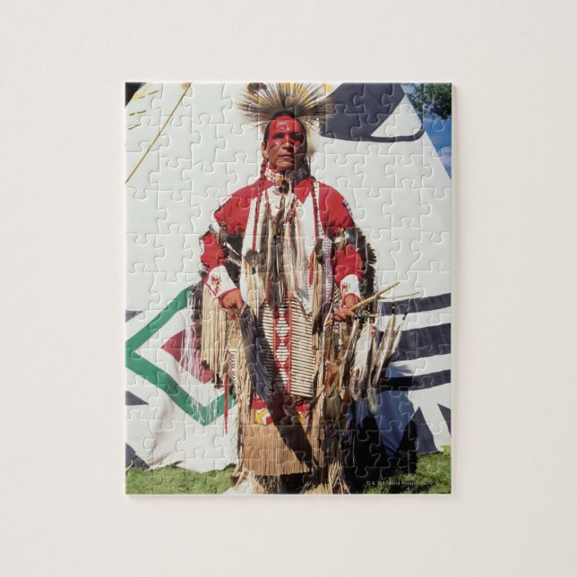 Indianeramerikaner in traditionellen Kleidungsstüc (Vertikal)