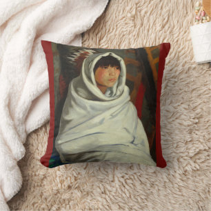 Indianermädchen in einem White Blanket Robert Henr Kissen