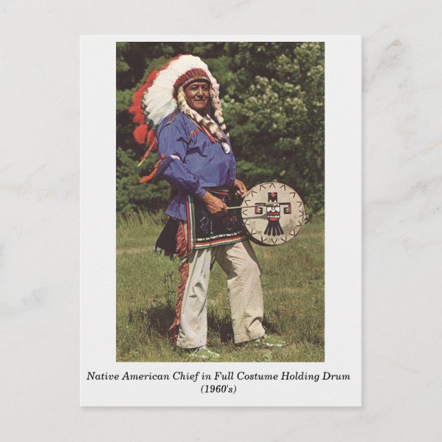 Indianischer Chef mit alter Postkarte des Trommele (Vorderseite)