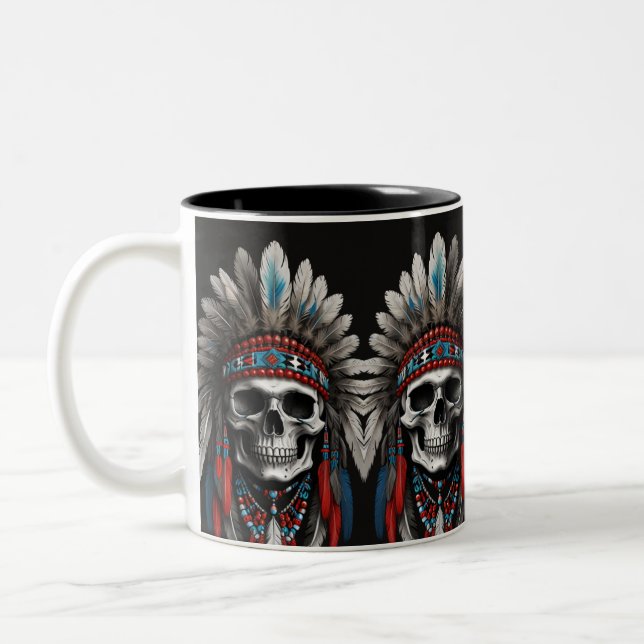 Indianischer Chefschädel mit Kopfbedeckung Zweifarbige Tasse (Links)