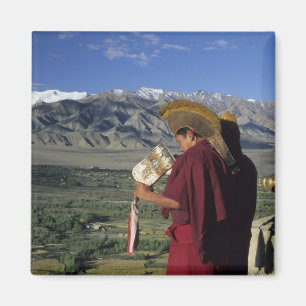 Indien, Ladakh, Thikse. Buddhistischer Mönch bläst Magnet