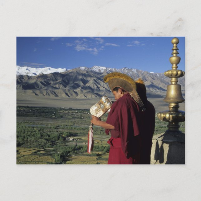 Indien, Ladakh, Thikse. Buddhistischer Mönch bläst Postkarte (Vorderseite)