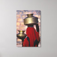 Indien, Rajasthan. Eine lokale Frau in Rot