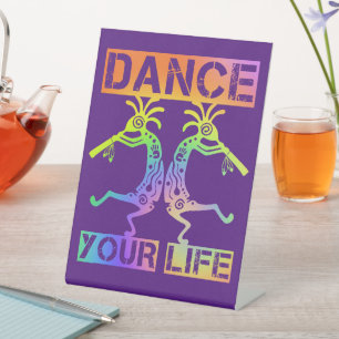 Indigene Amerikaner Kokopelli - Dance Your Life 4 Sockelschild