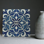 Indigo Azulejo Blue Portugiesische Lissabon-Dekora Fliese<br><div class="desc">Indigo Azulejo Blue Portugiesisch Lissabon dekorative Keramik Fliesen sind eine schöne und einzigartige Ergänzung zu jeder Zuhause. Ein hochwertiges Produkt mit zeitloser Ästhetik. Die blaue Farbe der Fliesen wird durch das Indigoblau der berühmten Azulejo-Fliesen von Lissabon inspiriert, was Ihrem Raum eine Touch von Geschichte und Kultur verleiht. Diese Fliesen eignen...</div>
