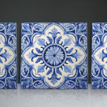 Indigo Azulejo Blue Portugiesische Lissabon-Dekora Fliese<br><div class="desc">Indigo Azulejo Blue Portugiesisch Lissabon dekorative Keramik Fliesen sind eine schöne und einzigartige Ergänzung zu jeder Zuhause. Ein hochwertiges Produkt mit zeitloser Ästhetik. Die blaue Farbe der Fliesen wird durch das Indigoblau der berühmten Azulejo-Fliesen von Lissabon inspiriert, was Ihrem Raum eine Touch von Geschichte und Kultur verleiht. Diese Fliesen eignen...</div>