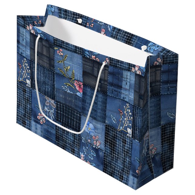 Indigo-Blumen-Patchwork-Muster | Boho-Denim Große Geschenktüte (Vorderseite Schrägansicht)
