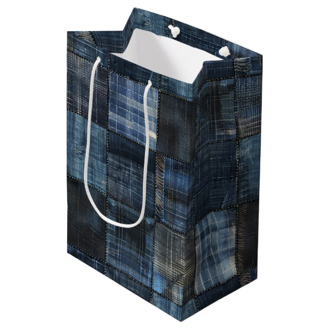 Indigo-Denim-Patchwork-Nahtloses Muster Mittlere Geschenktüte (Vorderseite Schrägansicht)