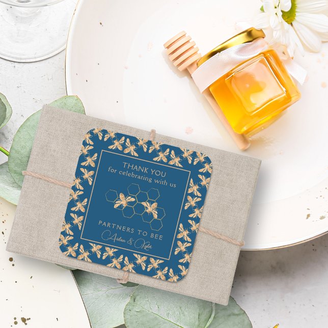 Indigo & Honeycomb Golden Bee Polterabend Quadratischer Aufkleber (Von Creator hochgeladen)