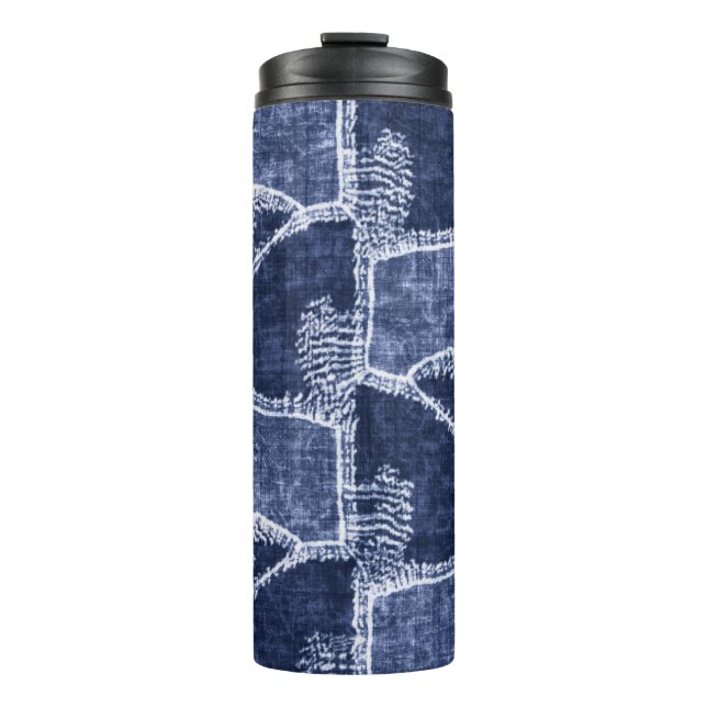 Indigo-Patchwork: Strukturierte Eleganz im Karomus Thermosbecher (Vorderseite)