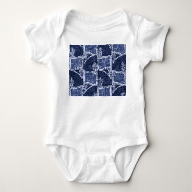 Indigo Patchwork: Texturierte Eleganz im Karomuste Baby Strampler (Vorderseite)