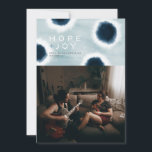 Indigodots Feiertagskarte<br><div class="desc">Schöne Batik-Indigodots schaffen eine abstrakte,  moderne Urlaubskarte,  die sich perfekt für Ihr Foto mit der Familie eignet. Diese Karte verfügt auch über einen hellblauen Hintergrund mit Krawatte und Farbstoff.</div>