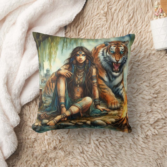 Indische Amerikanerin sitzt mit Tiger durch Wasser Kissen (Decke)