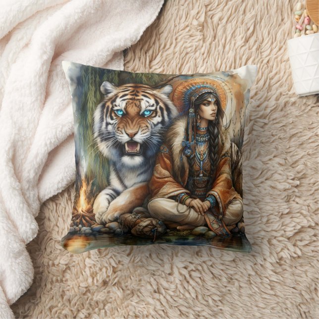 Indische Frau am Fluss Tiger Kissen (Decke)