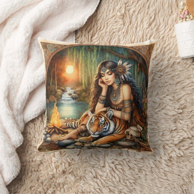 Indische Frau mit Tiger bei Sonnenuntergang Kissen (Decke)