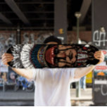 Indischer Chefskateboard | Tribal Skateboard Deck<br><div class="desc">Fahren Sie stilvoll mit unserem indischen Chief Skateboard Deck, mit einem auffallenden, von Stämmen inspiriert Design eines mächtigen indischen Chefs. Dieses Deck vereint kühne Handarbeit mit einer dauerhaften Konstruktion und ist ideal für Skater, die sich im Park oder auf den Straßen gewollt haben. Ob als Tricks, Kreuzfahrten oder als Schaustück,...</div>