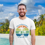 Individuell gestaltbare Tropical Island Palm Tree  T-Shirt<br><div class="desc">Diese coolen personalisierten Sonnenuntergänge am Strand sind mit 3 Palmen geschmückt,  die an einem orangen und blauen Himmel mit gelben und grünen Farbtönen an der Küste verziert sind. Pünktlich zur Sommerpause oder zu den Sommerferien oder zu den Kreuzfahrten an der Küste können Sie die T-Shirts für einen Familienausflug genießen.</div>