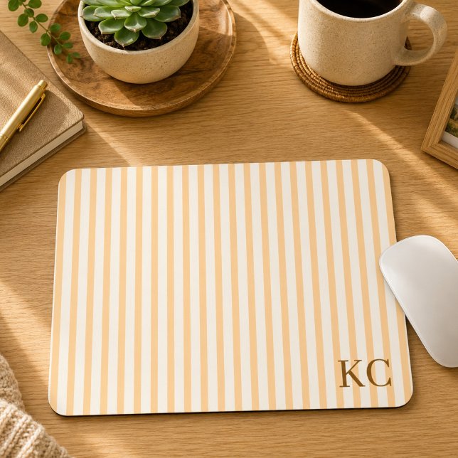 Individuell gestreifter Arbeitsplatz mit Monogramm Mousepad (Von Creator hochgeladen)