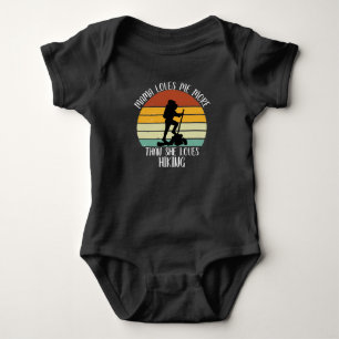 INDIVIDUELL Mama liebt mich mehr als Wandern Baby Strampler