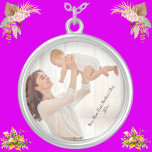 Individuelle Junge Mutter & neues Baby Foto Erster Versilberte Kette<br><div class="desc">Custom Junge Mutter & New Baby Foto First Mother's Day Silver Plated Necklace Dies ist die perfekte personalisierte junge Mutter und neues geborenes Foto silber plattierte abgerundete Schließfächer Halskette für den ersten Muttertag. Das ist das phantastische Uhrengeschenk für junge Mutter und das neue geborene Foto für alle Kinder und Mütter....</div>