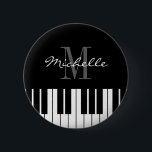 Individuelle Name-Abzeichen-Taste mit Klaviertaste Button<br><div class="desc">Individuelle Name Abzeichen Taste mit Klaviertasten. Elegantes schwarz-weißes Typografie-Design für Pianisten,  Klavierspieler,  Musiklehrer,  Instruktor,  Musiker etc. Klassisches Musikinstrumentendesign mit Name oder Monogramm. Spaß für Cocktail Party,  Bachelorette,  Hochzeit,  Geburtstag,  Konzert,  Firmenevent,  etc. Auch schön wie Gastgeschenk.</div>