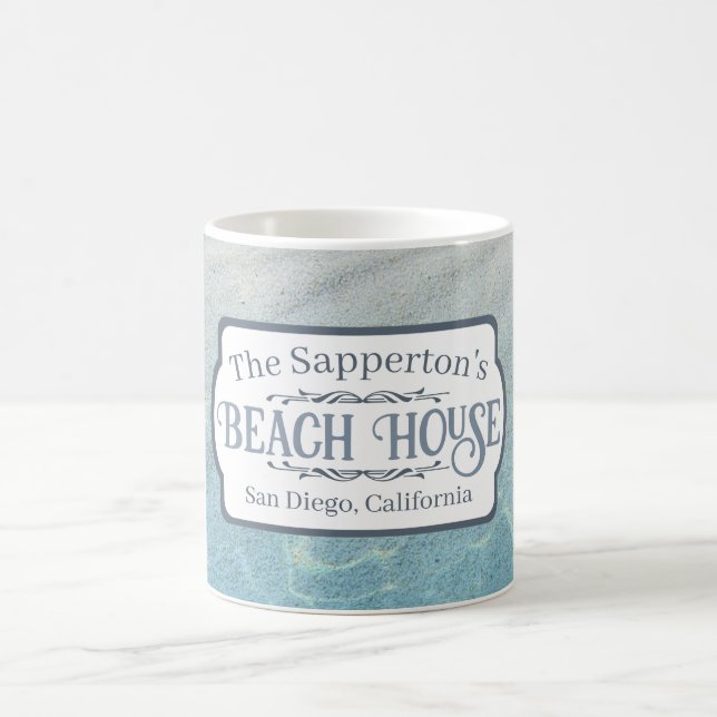 Individuelle Name Beach House Sand und Wasser Kaffeetasse (Mittel)