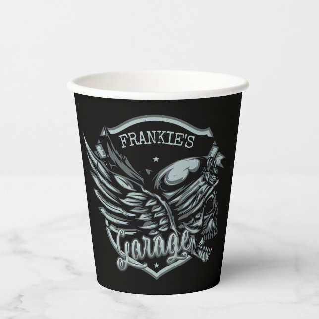 Individuelle Name Biker Skull Wings Motorradgarage Pappbecher (Vorderseite)