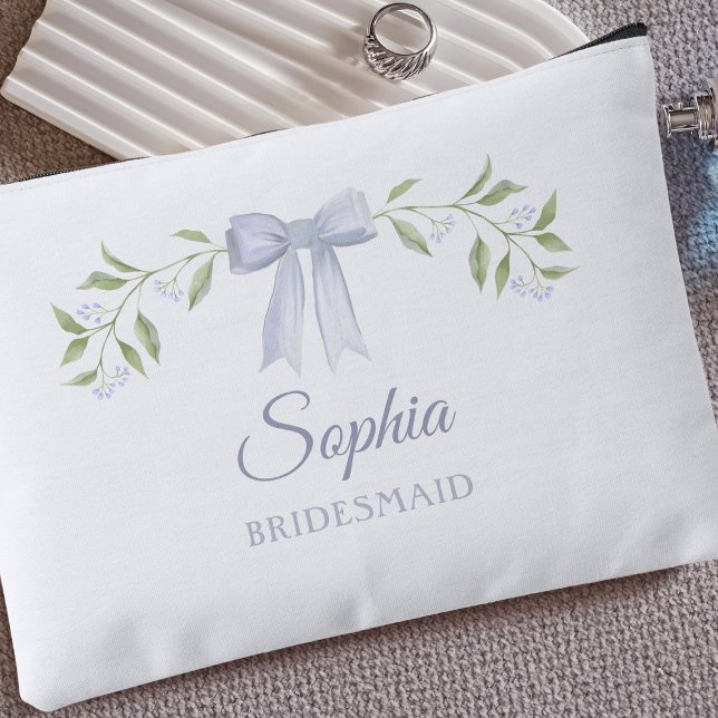 Individuelle Name Bow Bridesmaid Vorschlag Geschen Zubehörtasche (Bridal party pouch with personalized name and dusty blue bow, ideal for bridesmaid proposal gifts.)