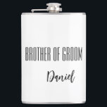 Individuelle Name-Brüder Flachmann<br><div class="desc">Die Flasche für den Bruder des Bräutigams ist in Weiß mit schwarzem Text und hat einen Beispielnamen. Passen Sie dieses Element an, und ändern Sie den Beispielnamen in Ihren</div>