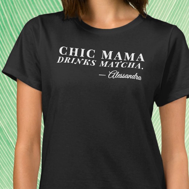 Individuelle Name Chic Mama Matcha Tea Sprichwort  T-Shirt (Von Creator hochgeladen)