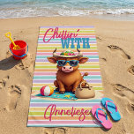 Individuelle Name "Chillin' With" Niedlicher Stran Strandtuch<br><div class="desc">Personalisierter Name Sommermode Kuh im Beach Handtuch Personalisiert Highland Cow Beach Handtuch - "Chillin' With" Niedliches Summer Relaxation Design Genießen Sie die Sonne in ernstzunehmendem Stil mit diesem bezaubernden Küchenhandtuch aus dem Hochland mit dem Begriff "Chillin' With" in lustiger, lebendiger Schrift! Dieses auffallende Design zeigt eine flauschige braune Kuh-Lounge auf...</div>
